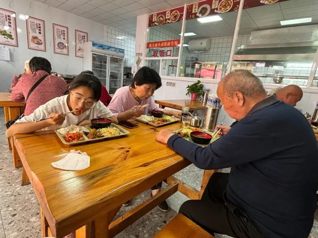 荣成市城西街道办事处西兰家村暖心食堂