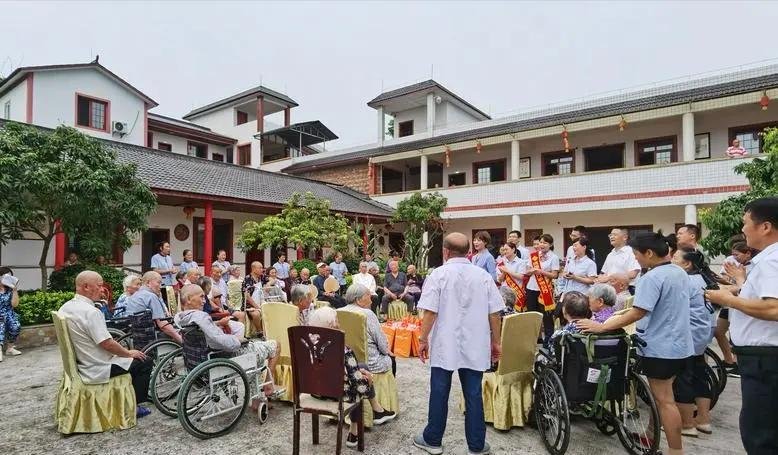 成山镇北泊子村暖心食堂