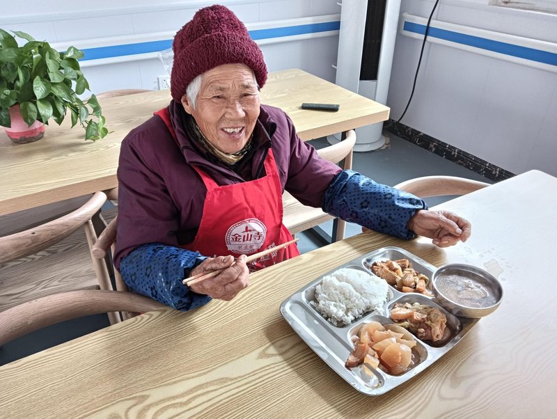 东山街道青山前村暖心食堂