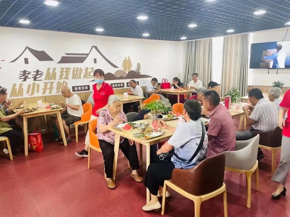 滕家镇桑梓村暖心食堂