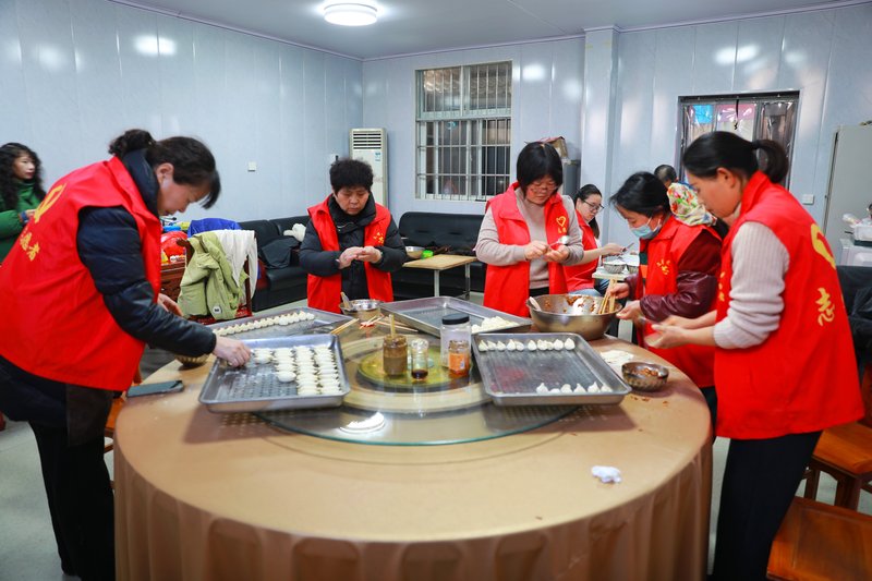 大梁家村暖心食堂