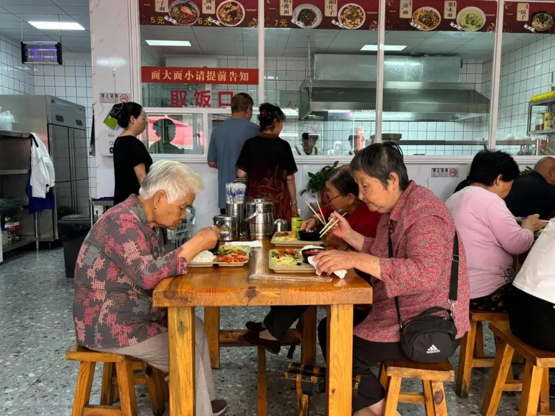 崂山街道闫家庄暖心食堂